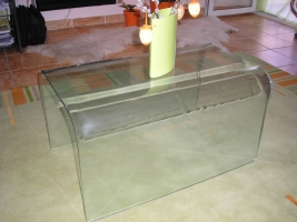 Hajlított dohányzó üvegasztal